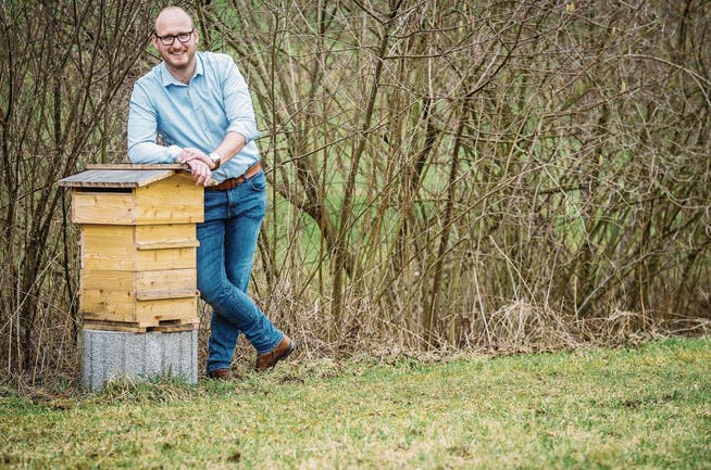 Rüdiger Junghans mit einem Bienenhaus, das Hobbyimker in ihrem Garten aufstellen sollen. (Bild: Reto Martin)