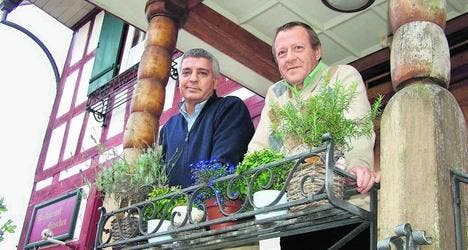 Die neuen Pächter: Daniel Jiménez (links) und Jürg Manser erfüllen sich mit dem Restaurant Hirschen einen beruflichen Traum. (Bild: Urs Bänziger)