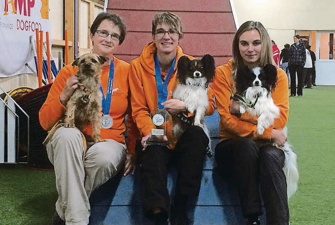 Freuen sich über die Silbermedaille: Anja Baumgartner, Nadine Metzger und Alina Metzger. (von links). (Bild: pd)