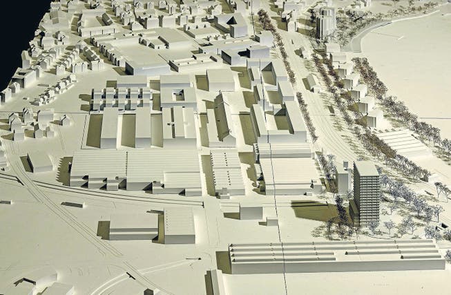 Das Modell zeigt, wie im Saurer WerkZwei das neue Stadtquartier Gestalt annehmen wird. Rechts das geplante Hochhaus auf Steinacher Boden. (Bild: pd)