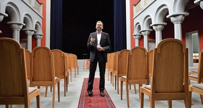 Daniel Model in seinem Palast, dem Modelhof in Müllheim. Das Gebäude ist gleichzeitig Hauptsitz eines fiktiven Gerichtshofes. (Bild: Reto Martin (16. Mai 2014))