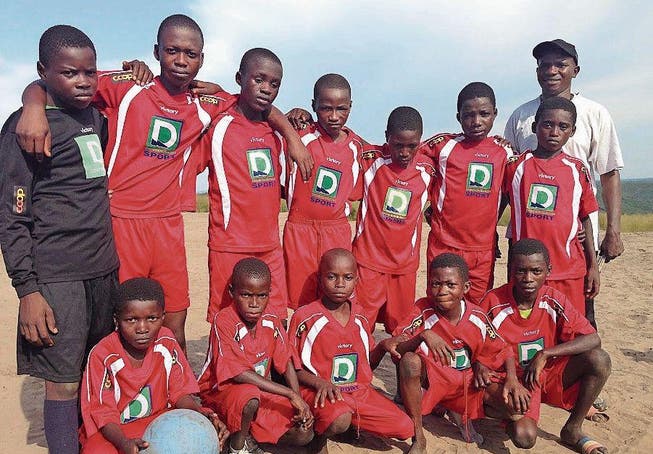 Fussball als wichtiger Bestandteil im Alltag: Ein Team der kongolesischen Fussballschule «Tala Mosika». (Bild: PD)