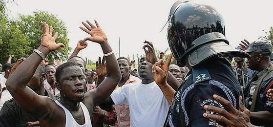 Ghanaische Polizisten in Konfrontation mit Anhängern Akufo Addos. (Bild: ap/Christian Thompson)