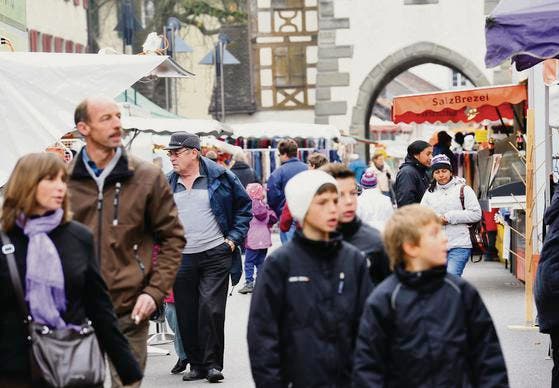 Auch heute noch Martinimarkt: Gestern schon schlenderten die Marktbesucher durch die Diessenhofer Altstadt. (Bilder: Donato Caspari)