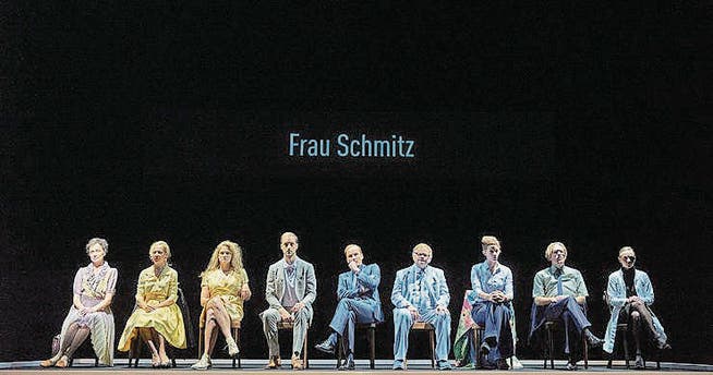 Das Ensemble des Schauspielhauses Zürich an der Uraufführung von Lukas Bärfuss' Auftragsstück «Frau Schmitz». (Bild: Matthias Horn)