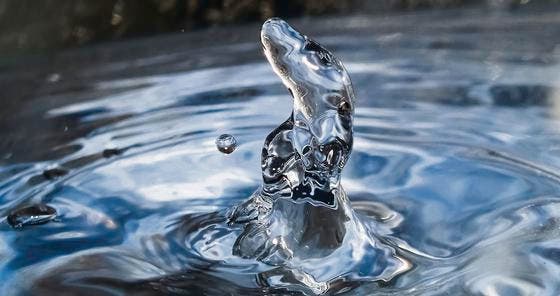 Sprudelndes Wasser vermag, die Lebensgeister zu wecken. (Bild: Shutterstock)