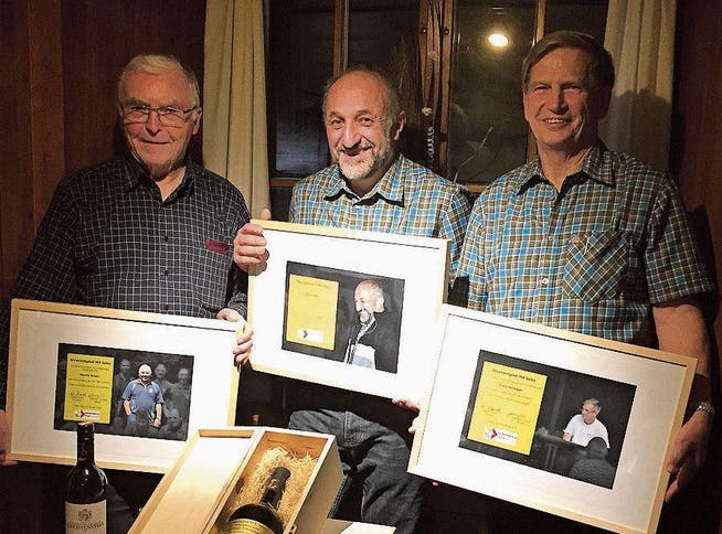 Walter Reich (Mitte) ist erster Ehrenpräsident, Werner Berger (links) und Franz Hardegger sind neue Ehrenmitglieder. (Bild: Pascal Hardegger)