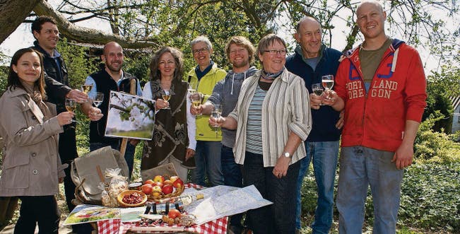 Ein Prost auf den Picknick-&-Genuss-Tag: Organisatoren und Teilnehmer mit den Gastgebern Hanni, Hans-Heinrich und Michael Büchi (rechts). (Bild: Christine Luley)