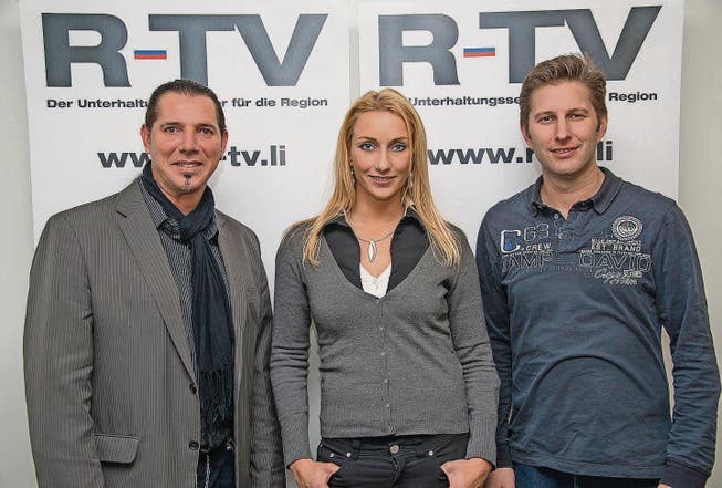Die Macher des Eschner Senders R-TV: Geschäftsführer Mirco Valline, Redaktorin Stefanie Mahl und Patrick Widmer, Kabelnetzbetreiber TV-Com. (Bild: pd)