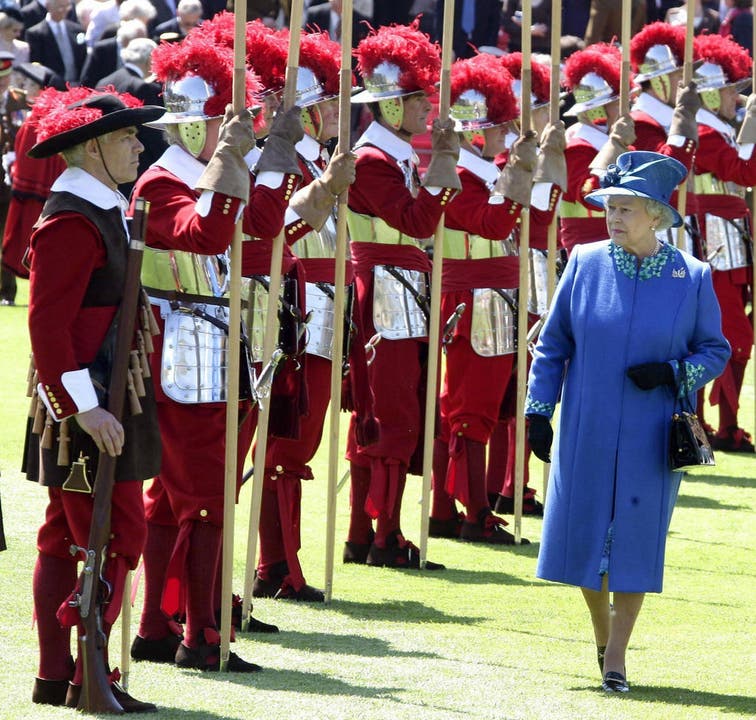 2007 inspizierte Queen Elizabeth II. die Soldaten des 470 Jahre alten "Honourable-Artillery-Company" in London. (Bild: Keystone)
