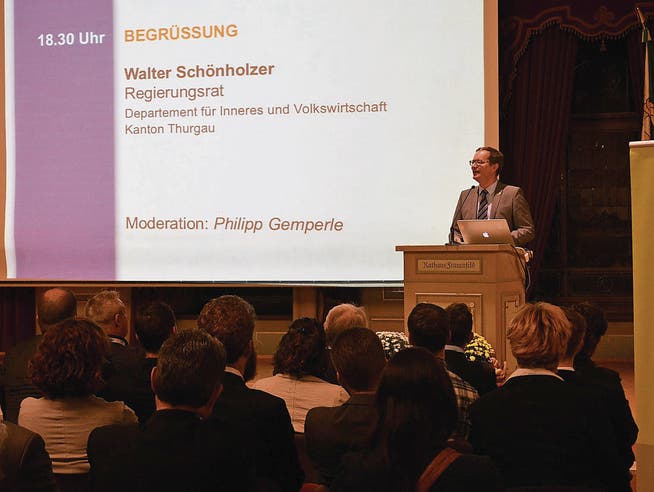 Regierungsrat Walter Schönholzer begrüsste die Teilnehmerinnen und Teilnehmer zum Jungunternehmerforum Thurgau. (Bild: Steven Giger)
