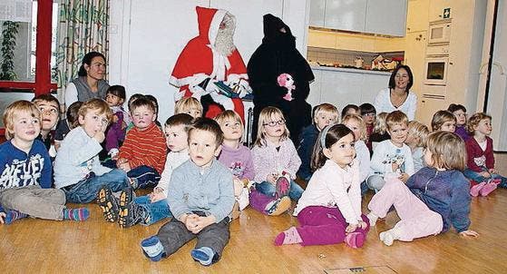 Keine Angst: Die Kinder sitzen zu Füssen des Samichlaus und Schmutzli. (Bild: ts)