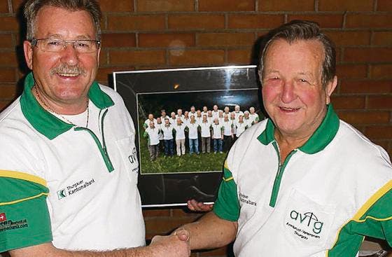Bild als Andenken: Peter Walker (links) gratuliert Ruedi Schütter. (Bild: pd)