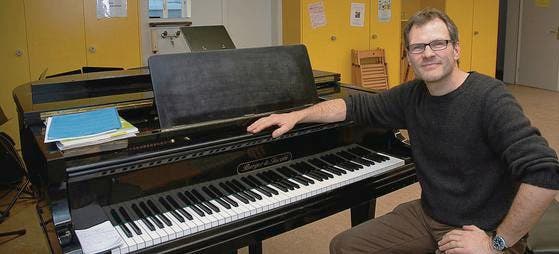 Urs Weber spielt zwar nicht selbst Flügel, als Schulkommissionspräsident der Musikschule Appenzeller Vorderland wird er die Klänge aber vermehrt hören. (Bild: mf)