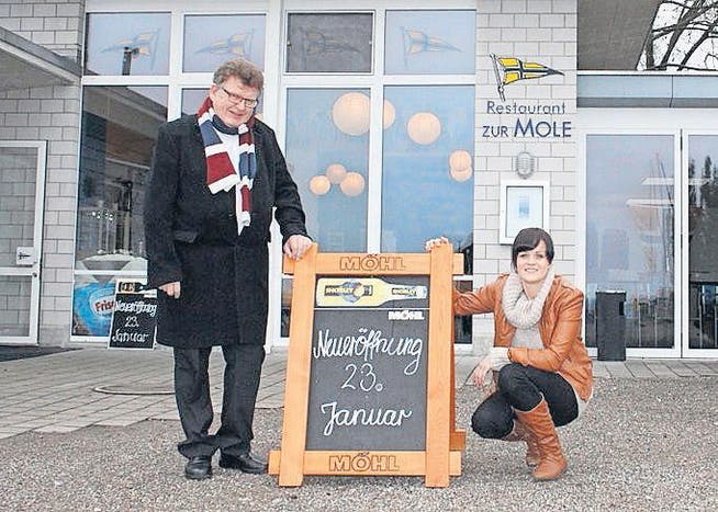 Felix und Michaela Köppel vor dem Restaurant zur Mole. (Bild: Michèle Vaterlaus)