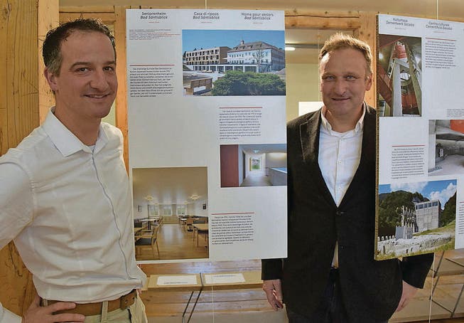 Architekt Stefan Räbsamen und Zeughaus-Kurator Ueli Vogt bei der Vernissage zur Wanderausstellung. (Bild: cg)