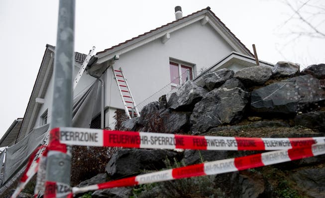 Hinter diesem Haus in Untereggen wurde die tote Frau gefunden. (Bild: Ralph Ribi)