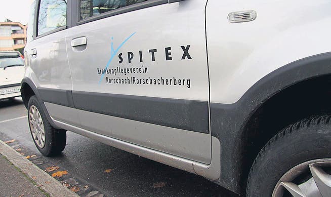 Ein Fahrzeug der Spitex Rorschach-Rorschacherberg steht auf einem Parkplatz in der Eichenstrasse. (Bild: Valentin Schneeberger)