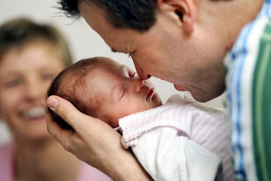 In der Schweiz erhalten Väter bei der Geburt ihres Kindes per Gesetz einen Tag frei. (Bild: Keystone/Symbolbild)