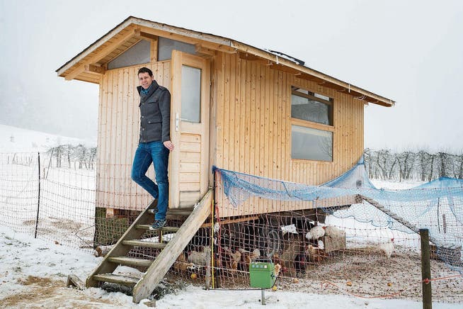 Kein Wohnwagen für die Ferien: Hofbesitzer Daniel Bauer vor seinem Hühnerwagen in Hüttwilen. (Bild: Andrea Stalder)