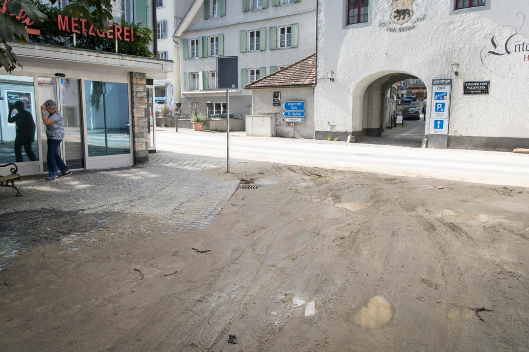 Überschwemmungen ausserhalb Altsätten: Aufräumarbeiten am Tag danach (Bild: Ralph Ribi)