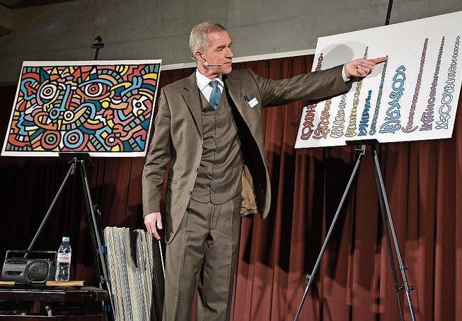 Ursus Wehrli räumt ein Bild von Keith Haring auf. (Bild: Monika Wick)