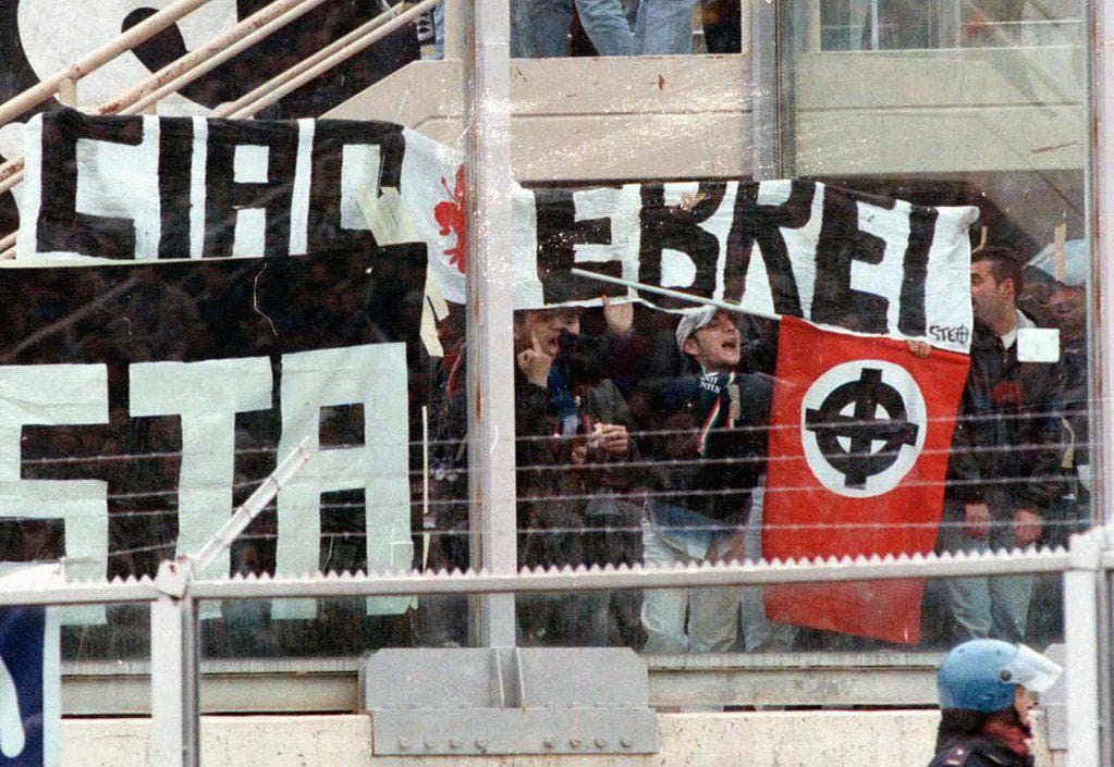 "Hallo, Juden": Fans von Juventus Turin im Februar 1997 mit einer Botschaft an die Anhänger der Fiorentina. Dazu präsentieren sie auch ein Nazi-Symbol. (Bild: Keystone)