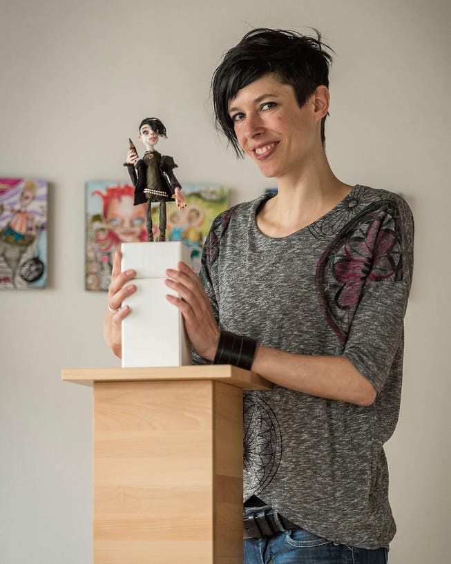 «Meine Figuren sind nicht besonders glücklich»: Martina Dieziger mit Selbstporträt. (Bild: Hanspeter Schiess)