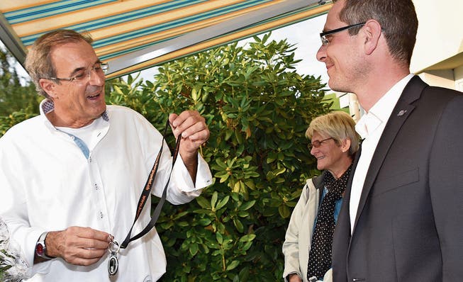 Beim Wahlapéro übergibt der demissionierende Hansruedi Bänziger dem gewählten Gemeindepräsidenten Michael Litscher symbolisch den Schlüssel für das Gemeindehaus. (Bild: Isabelle Kürsteiner)