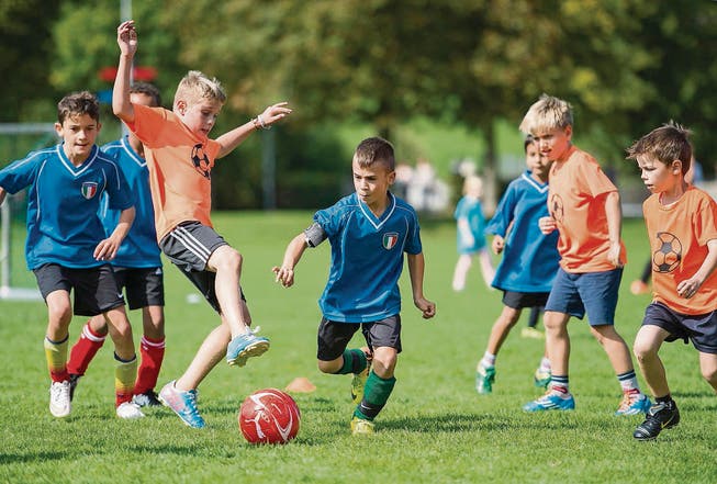 Spielerisch wachsen: Mannschaftssport stärkt und motiviert Kinder. Sie erfahren Wirksamkeit und Zugehörigkeit &ndash; unabhängig vom Resultat. (Bild: Urs Bucher)