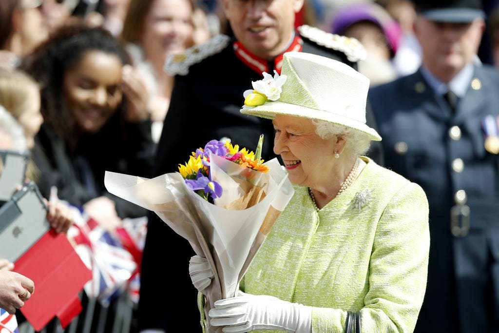 Die Queen erhält Blumen zum 90. Geburtstag. (Bild: Keystone)