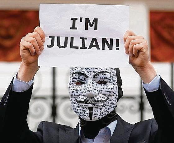 Assange-Sympathisant vor Ecuadors Botschaft in London. (Bild: ap/Sang Tan)