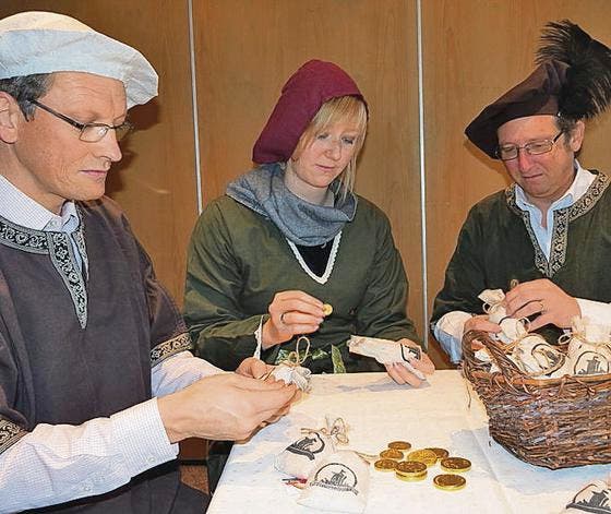Markus Wanner, Alex Ammann und Yvonne Sieber verstecken echtes Gold in Salzsäckchen. (Bild: S)