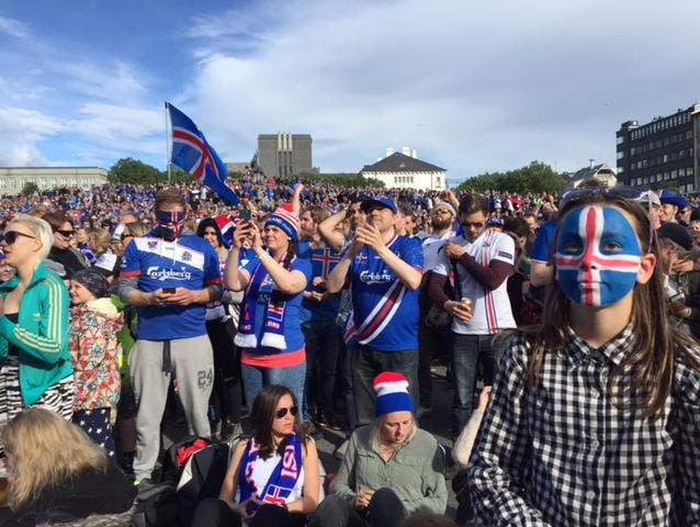Die isländischen Fans heizen sich beim Public Viewing ein. (Bild: Marion Loher)