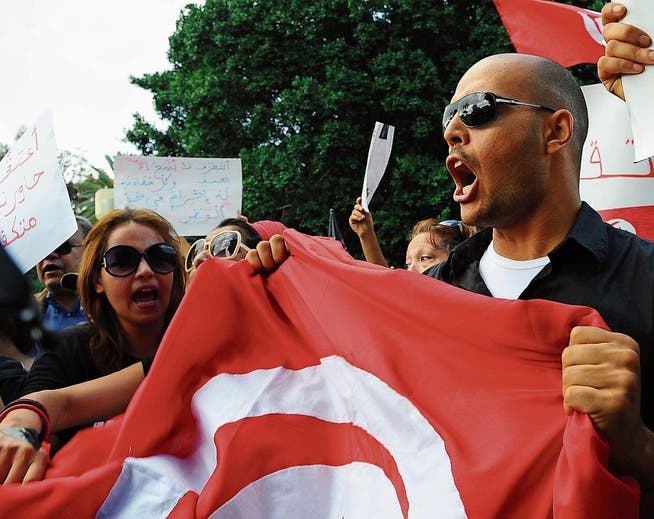 Tunesier demonstrieren in der Hauptstadt Tunis für mehr Demokratie: Die Schweiz unterstützte 2011 eine Stiftung, die zivilgesellschaftliche Akteure in nordafrikanischen Staaten stärken sollte. (Bild: Hassene Dridi/AP (16. Oktober 2011))
