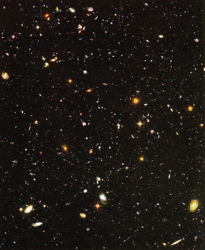 Hier wirft das Hubble Space Telescope einen Blick durch die Zeiten ins frühe Universum: Die entferntesten Galaxien sind mehr als 13 Milliarden Jahre alt.