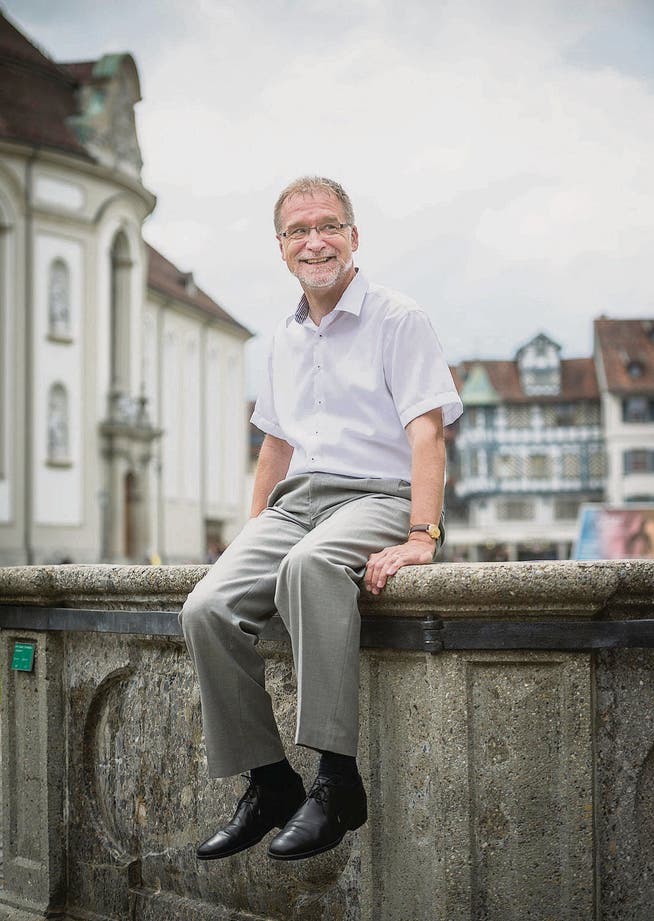 Der Kantonsgerichtspräsident hockt sich auf den Brunnen vor seinem Büro &ndash; untypisch spontan. (Bild: Hanspeter Schiess)