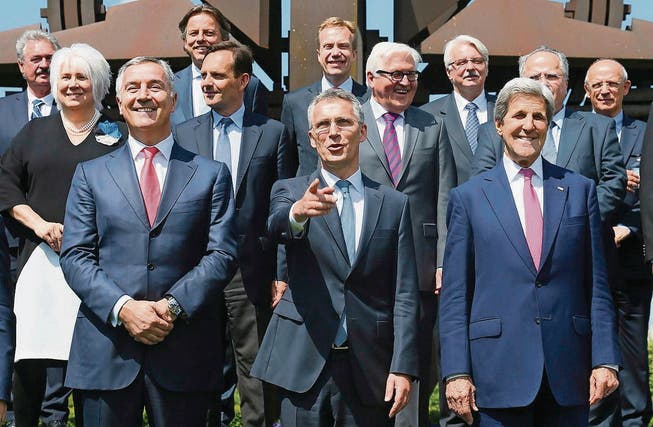 Erstes Gruppenbild mit Montenegros Premier Milo Dukanovic (vorne links), Nato-Generalsekretär Jens Stoltenberg und dem US-Aussenminister John Kerry. Im Hintergrund um den deutschen Aussenminister Frank-Walter Steinmeier (hinter Stoltenberg) weitere Nato-Aussenminister. (Bild: epa /Olivier Hoslet)