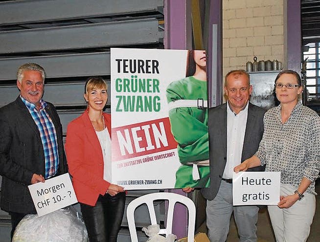 Viktor Gschwend, Diana Gutjahr, Egon Scherrer und Corina Huber stehen im Einsatz gegen die Initiative «Grüne Wirtschaft». (Bild: Kurt Peter)