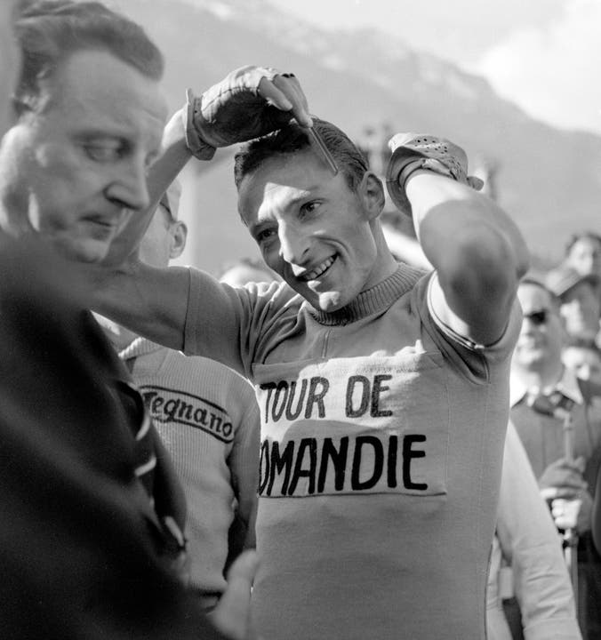 Ferdy Kübler macht sich im Leadertrikot schön für die Siegerehrung an der Tour de Romandie am 3. Mai 1951 in Fully. (Bild: Keystone)