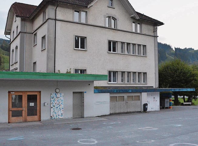 Das «Mittlere Schulhaus» in Bühler wird für 3,7 Millionen Franken renoviert. (Bild: Roger Fuchs)