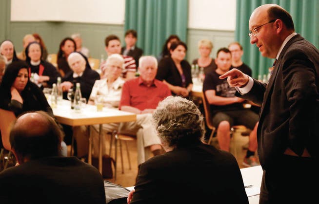 Beat Tinner, Präsident der Vereinigung der St. Galler Gemeindepräsidenten, informiert im «Ochsen»-Saal die rund 60 Interessierten. Darunter sind Nonnen, die auch auf Marienburg leben. (Bild: Rudolf Hirtl)