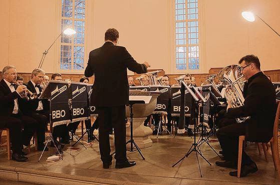 Die Brassband Ostschweiz bot ein vielseitiges Konzert und weckte Frühlingsgefühle bei den Besuchern. (Bild: jol.)
