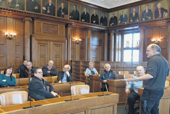 Der Historiker Thomas Fuchs (rechts) erläutert Mitgliedern von «Kultur am Säntis» Besonderheiten im Kantonsratssaal in Herisau. (Bild: pd)