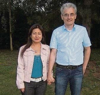 Pfarrer Hendrik de Haas und seine Frau Kiyomi Terada wohnen seit einer Woche im Pfarrhaus. (Bild: pd)