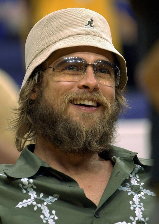 Auch ein ungepflegter Bart macht ihn nicht unattraktiv: Brad Pitt als Zuschauer eines Basketballspiels in Los Angeles (2002). (Bild: Keystone)