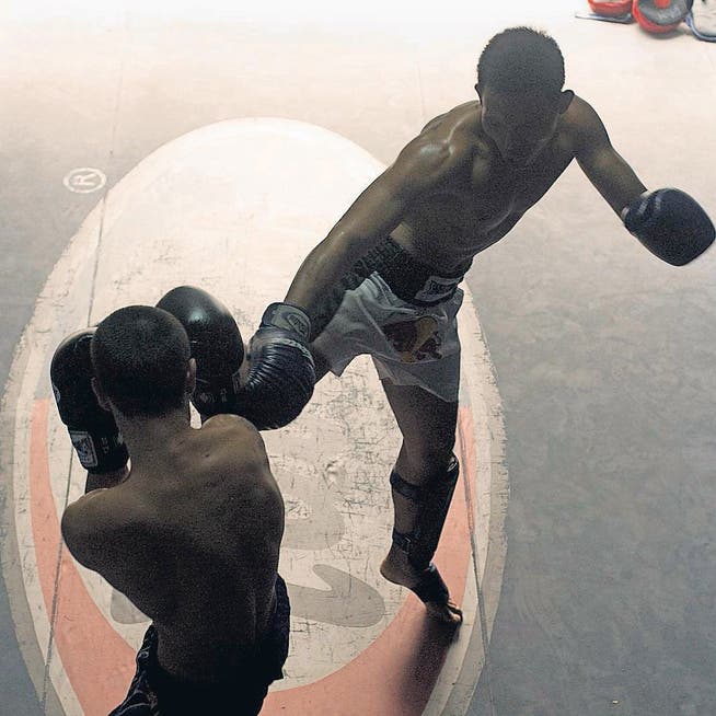Mann gegen Mann: Im Thaiboxen geht es hart zu und her. (Bild: epa/Pauline Willrodt)