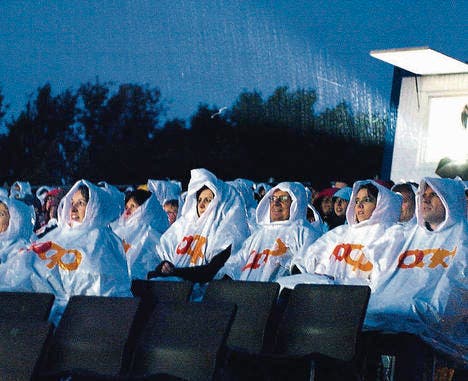Regen ist Begleiter mancher Open-Air-Kino-Vorführungen, wie hier am Freitag während «Zweiohrküken». (Bild: Rudolf Steiner/me)