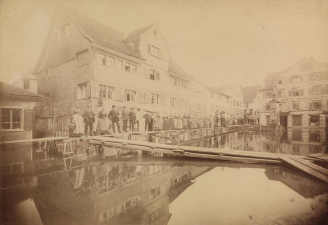 Ein Bodenseehochwasser am Rorschacher Kronenplatz. Die Informationen zum Bild von Jacob Jucker lieferte ein Freiwilliger aus der Ostschweiz.