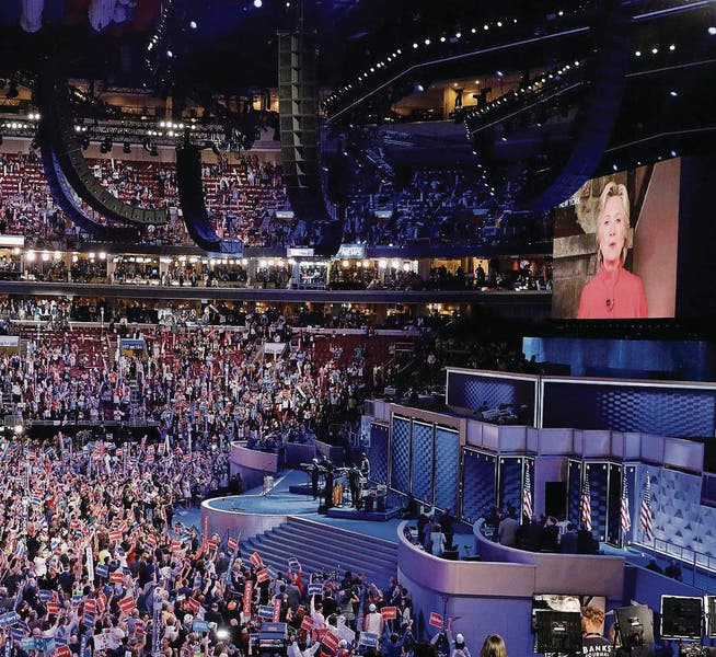 Hillary Clinton in einer Video-Schaltung in den Parteikonvent: «Das ist in Wirklichkeit euer Sieg». (Bild: ap/John Locher)